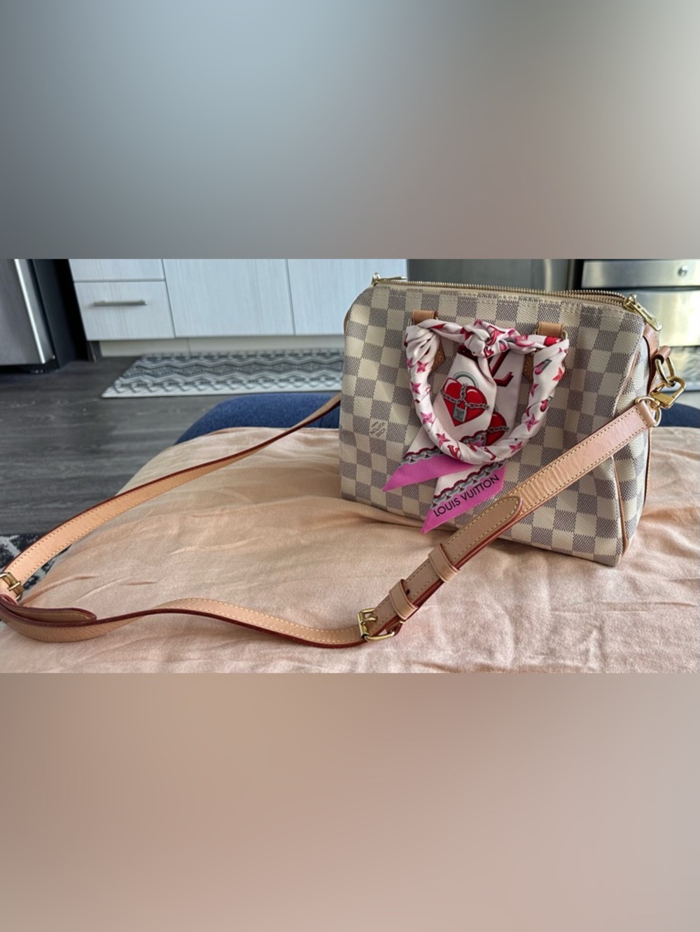 Louis Vuitton Damier Azur Bandoulier Speedy 25, with 2 LV Badeaus - Picture 3 of 17